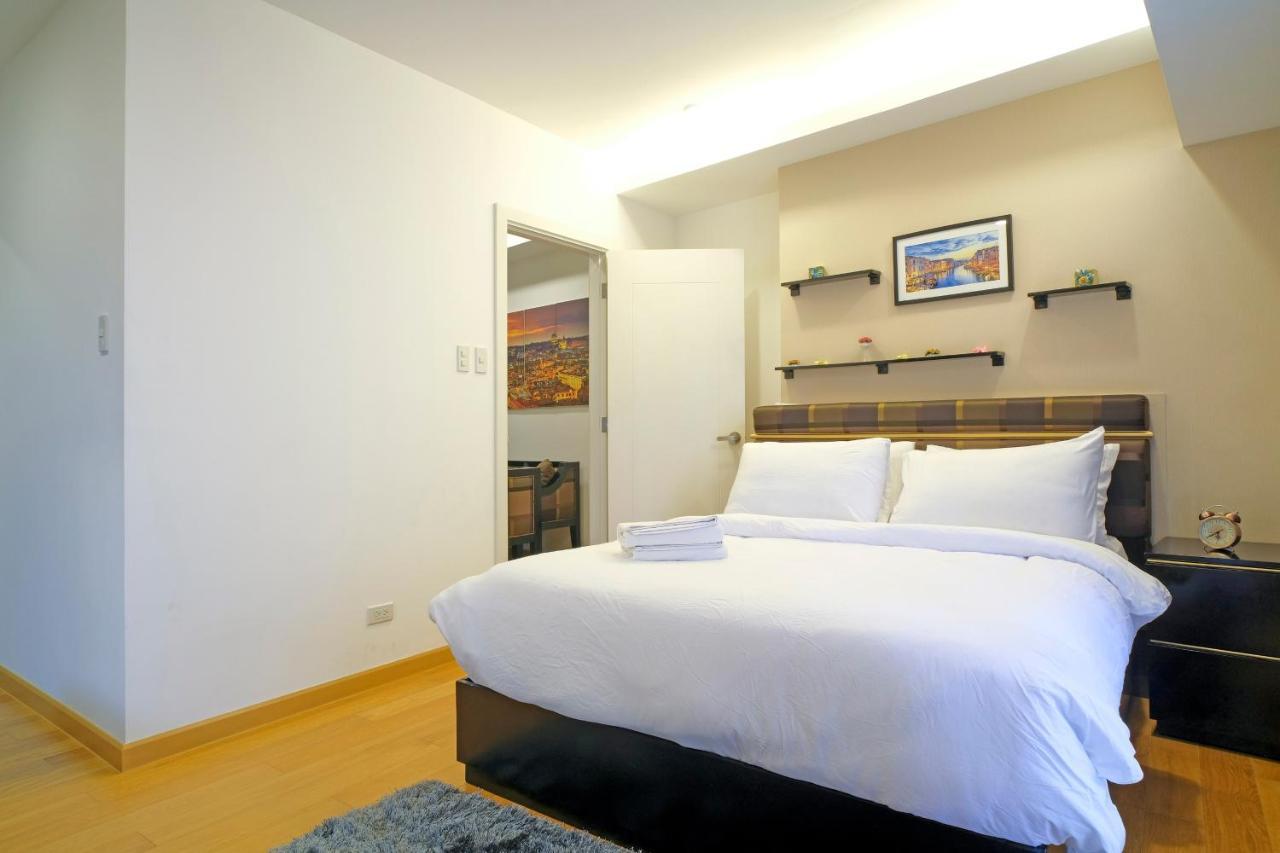 Milano Versace Suites Makati City Bagian luar foto